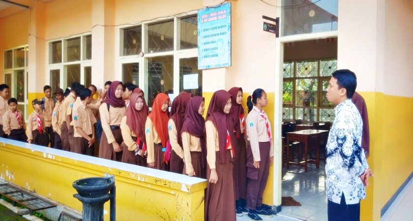 BERBARIS SEBELUM MASUK KELAS