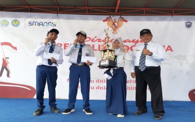 Pemberian hadiah untuk siswa/siswi berprestasi